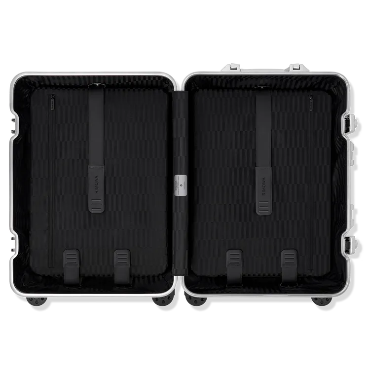 內襯緹花圖案與行李箱外觀的視覺變化效果相呼應。品牌提供