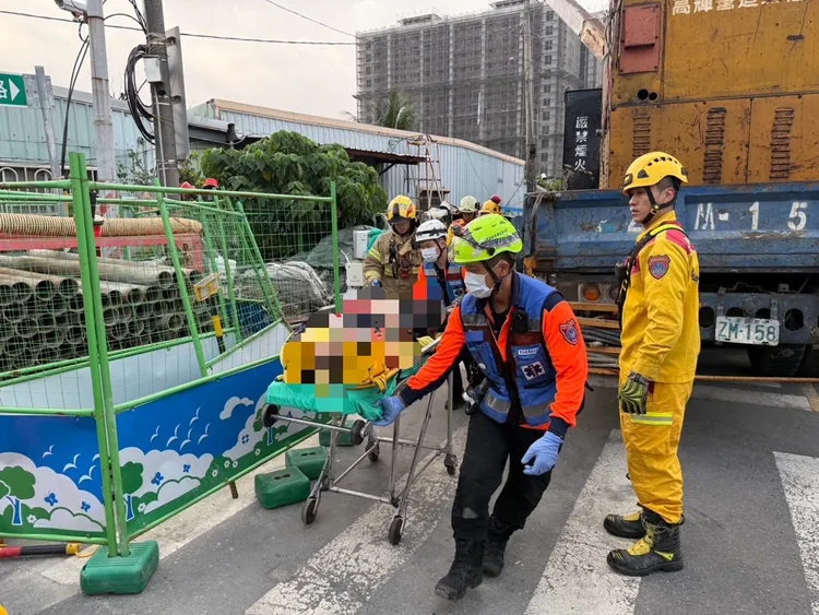 夏姓男子因工地地層下陷，機具傾倒遭重壓爆頭，送醫不治。民眾提供