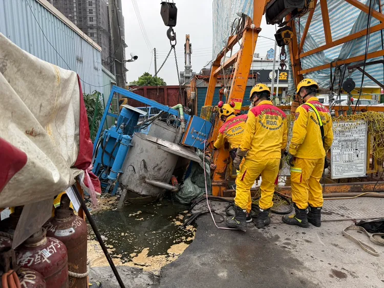 工地滑材灌漿機倒塌，夏姓男子閃避不及被壓個正著。民眾提供