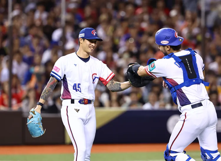 對於餐廳提高低消來吸引用餐民眾進場消費看球，消保官也認為業者不應隨打烊時間就停止轉播服務。棒協提供