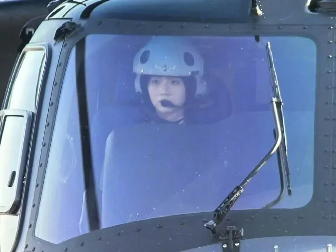 解放軍飛官徐楓燦駕駛直-20直升機。翻攝微博/環球網