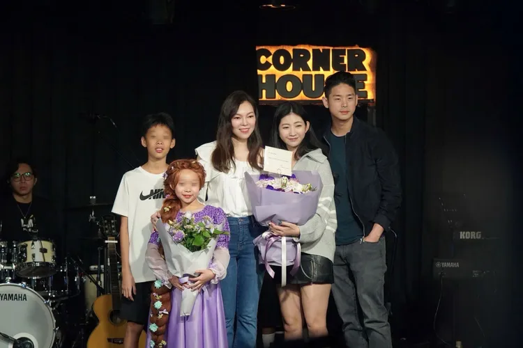 曾馨瑩（中）帶著一雙兒女出席《喜歡音樂冬季演唱會》。圖／喜歡音樂提供