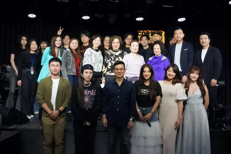 喜歡音樂創辦人陳子鴻（前排中）開班授課，學生來頭重量級。圖／喜歡音樂提供