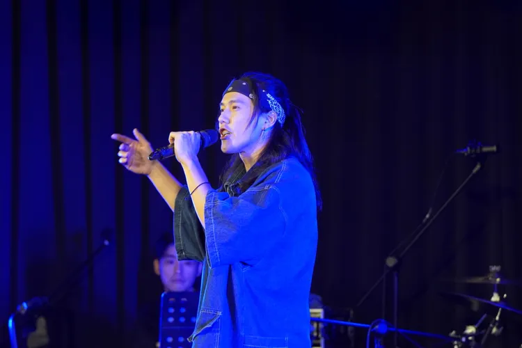 以短影片在全球衝破5.5億觀看，成為台灣首位千萬訂閱鑽石級YouTuber奇軒將舞台處男唱獻給成果演唱會。圖／喜歡音樂提供