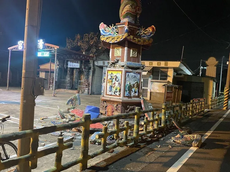 新市區宮廟有金爐因地震傾斜。區公所提供