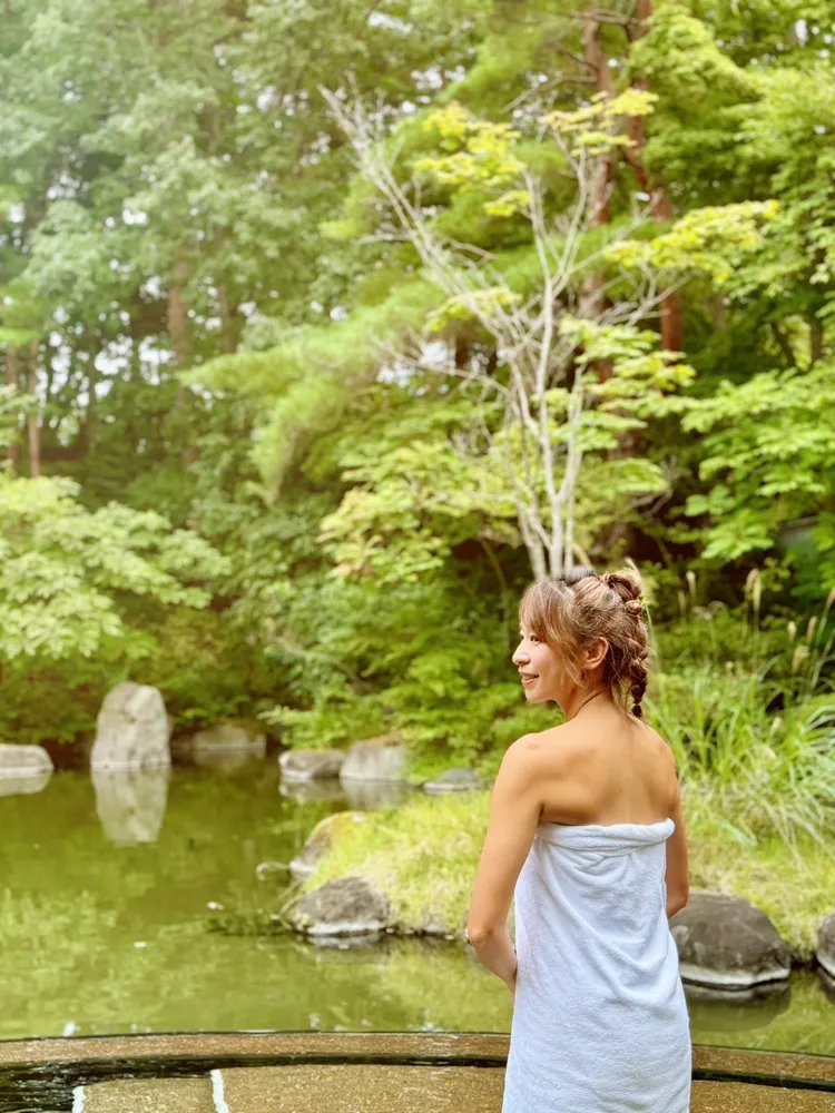 段慧琳在青森泡湯。民視提供