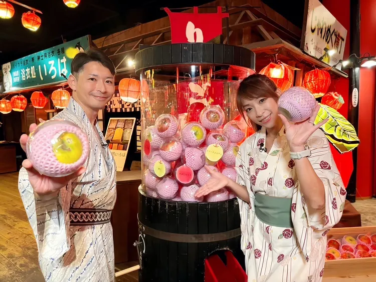 段慧琳（右）和日本男主播木邨將太同遊青森的「歡騰蘋果祭」。民視提供