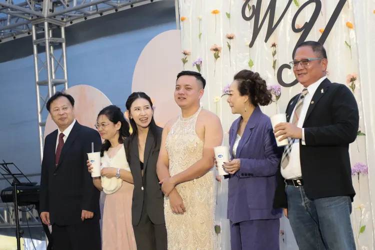 新郎和新娘雙方在中場還互換衣著，象徵性別平等，恩恩愛愛。開南大學提供