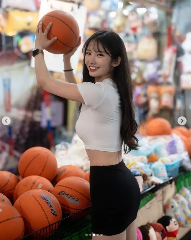 金奈見在夜市體驗投籃機遊戲。翻攝金奈見IG