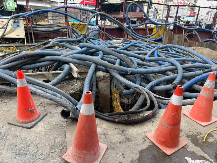 蘆洲捷運工地電纜爆炸，瞬間火光四射。翻攝畫面