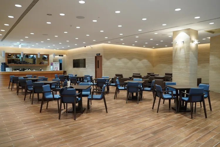 寬敞明亮、典雅簡約的新車展示中心，可容納7輛展車，另規劃了溫暖舒適、機能多元的顧客休憩空間。業者提供