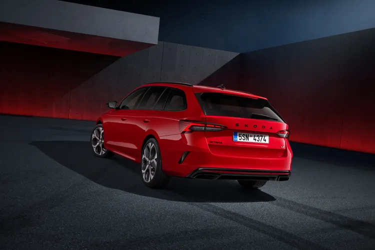 Octavia Combi RS搭配運動化底盤的設定，讓車身高度較一般版本再降低1.5公分。原廠照片