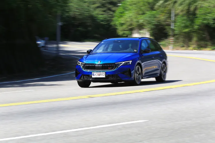 Octavia Combi RS 採用集團名機代號EA888 2.0 TSI渦輪增壓引擎，最大馬力可輸出達265匹，峰值扭力可達37.8公斤米。林浩昇攝