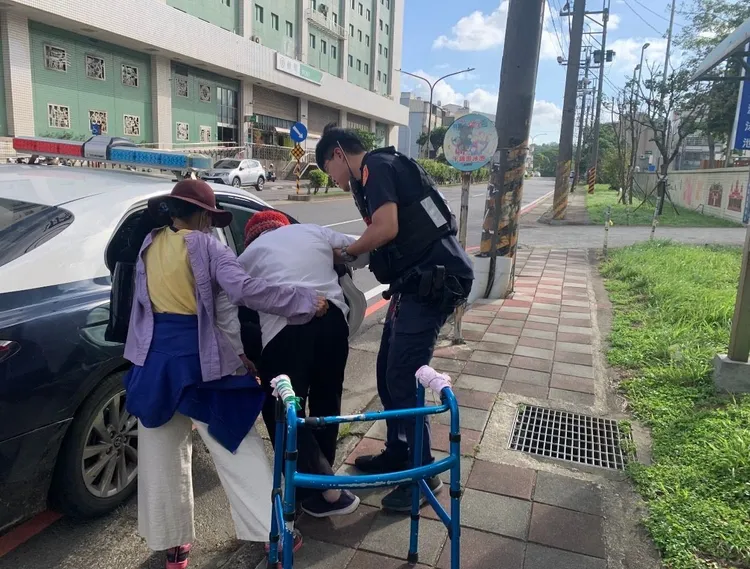 警員與熱心民眾將老婦扶上車。平鎮警分局提供
