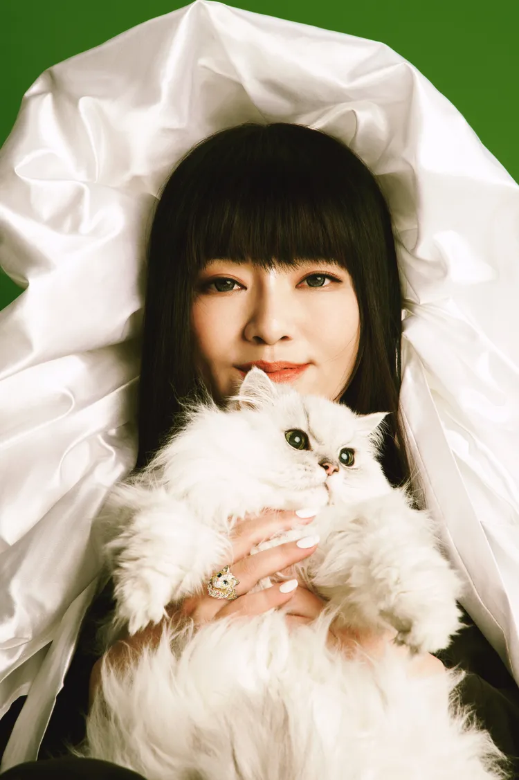 唐綺陽帶著愛貓咪醬一同拍攝JHENG Jewellery形象照。品牌提供