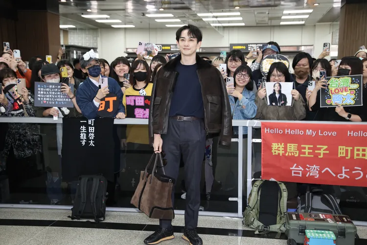 町田啓太看到「群馬王子」的布條笑開懷，搞笑說不能亂做壞事。彭欣偉攝