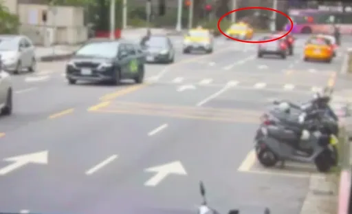驚悚片！女騎士路口猛撞小黃「噴飛3公尺墜地」　全身骨折送醫亡