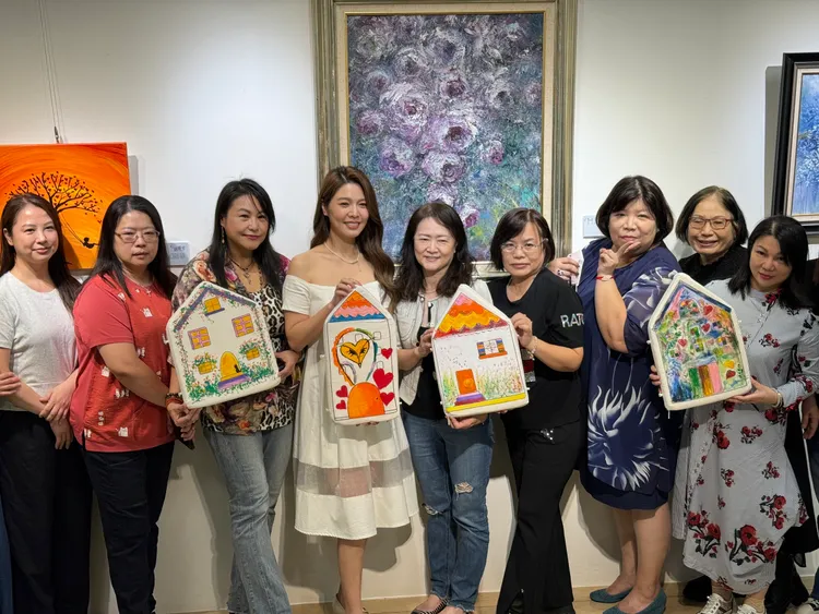 白家綺（左四）勤作公益。鳳凰藝能提供