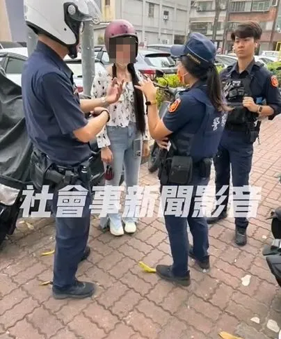 被害人向警方說明遭跟騷的過程。翻攝「社會事新聞影音」