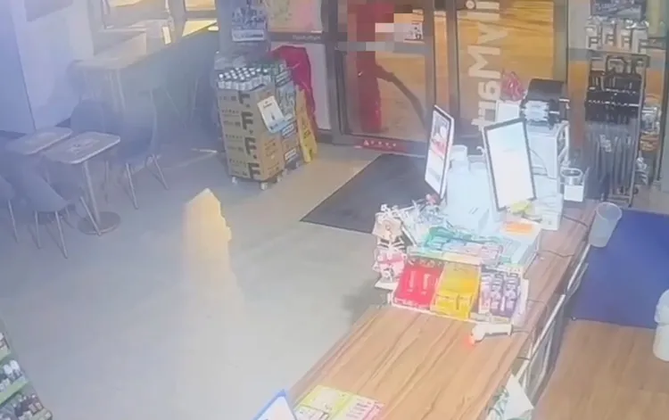 王男利用斷掉的樹枝打開超商大門。警方提供