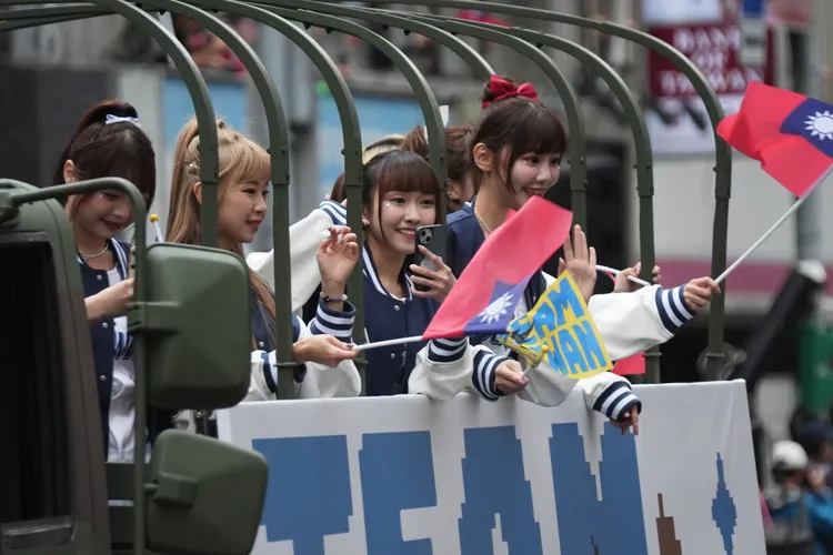 棒球英雄遊行，啦啦隊女孩們。彭欣偉攝影