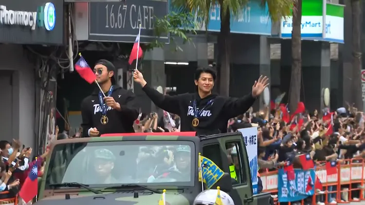 這次台灣隊長陳傑憲和擄獲大批「家正婦」的林家正，兩人也站在同一車，可說是最高顏值的車。