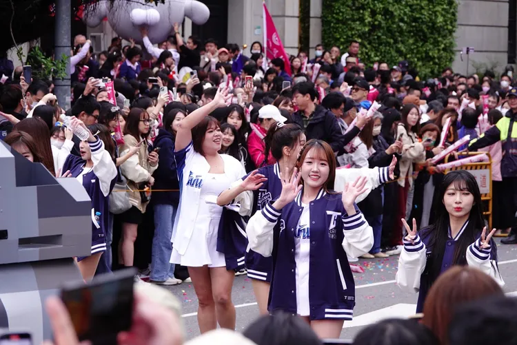 棒球英雄遊行，啦啦隊女孩們大跳應援舞。莊宗達攝