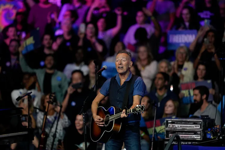 「工人皇帝」布魯斯史普林斯汀在造勢大會上獻唱。美聯社