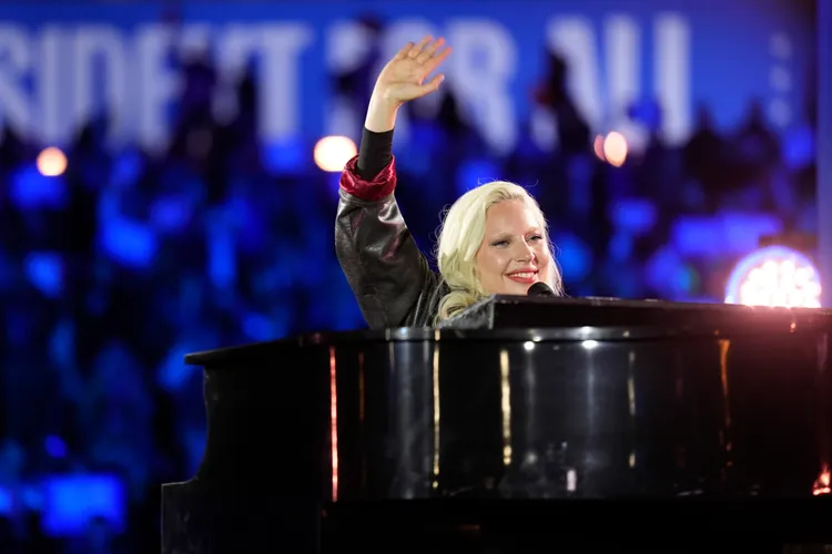 女神卡卡在選前之夜表演。美聯社