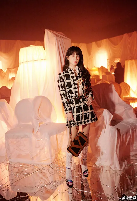 楊紫配戴Valentino Garavani Viva Superstar包款。翻攝楊紫微博