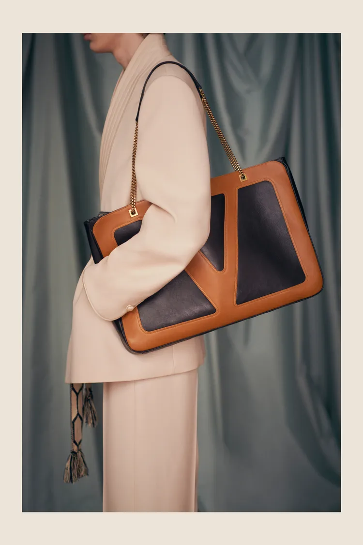 Garavani Viva Superstar包以超大號VLogo搭配方正框架洋溢復古美學。品牌提供