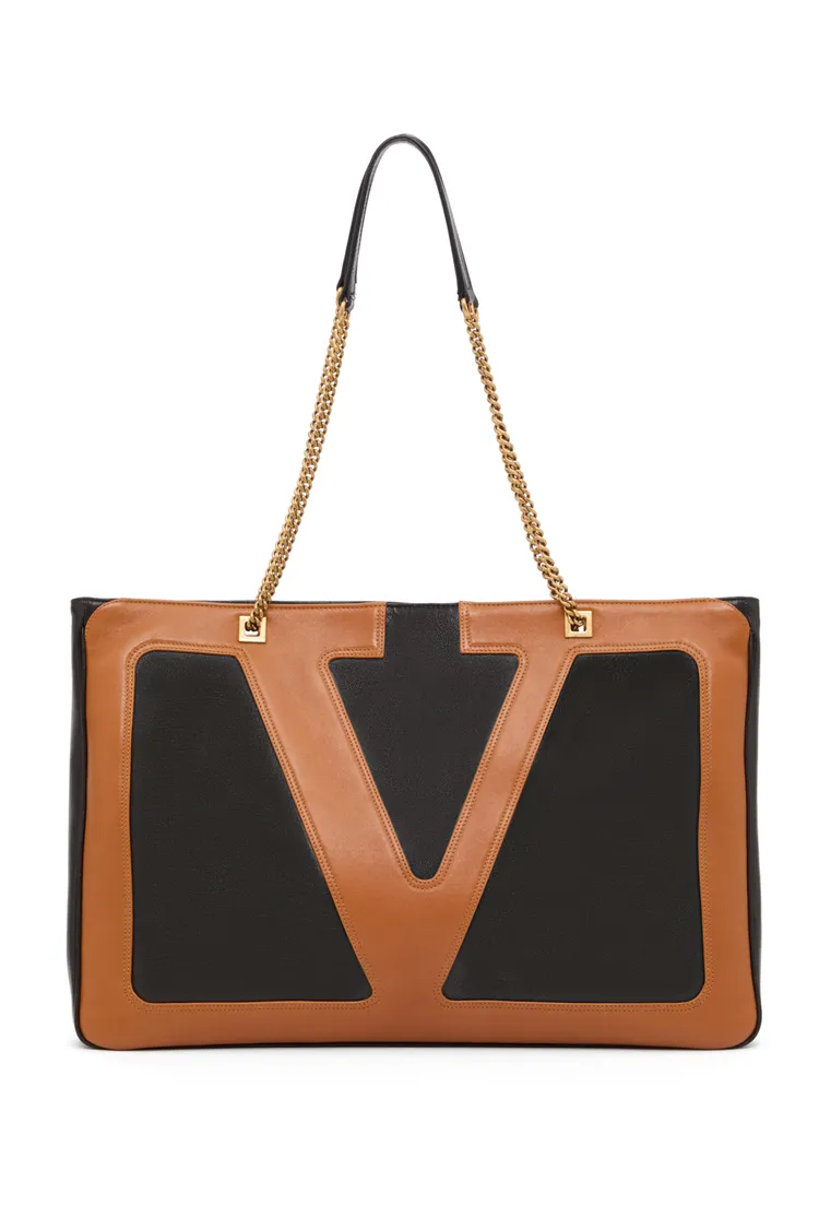 Valentino Garavani Viva Superstar bag（LARGE棕），10萬3500元。品牌提供