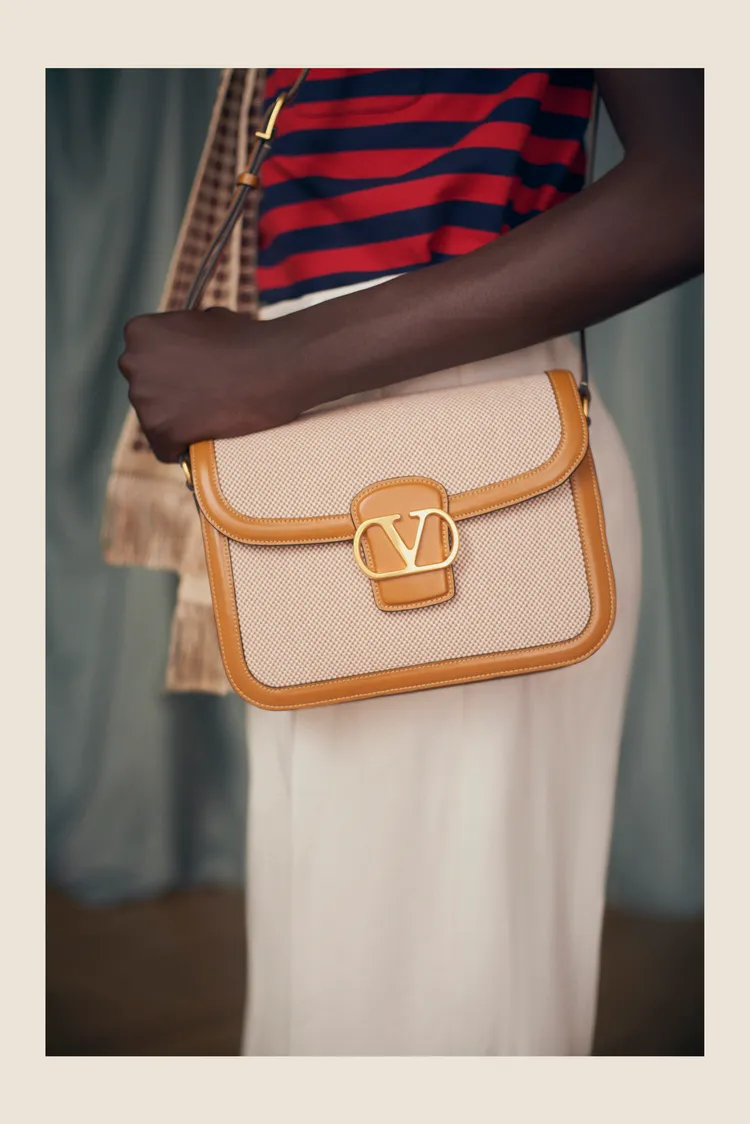 Garavani 9to5包的百搭外觀適合多種場合。品牌提供