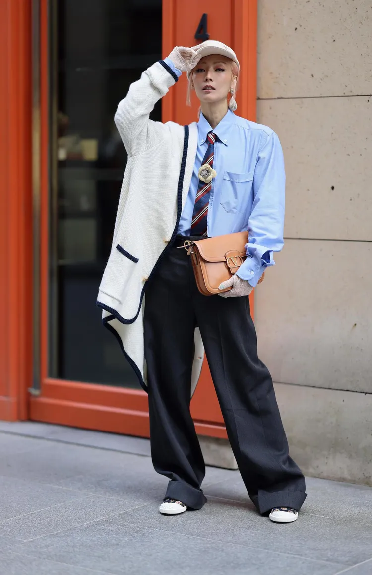 鄭秀文配戴Valentino Garavani 9to5包款。翻攝鄭秀文IG