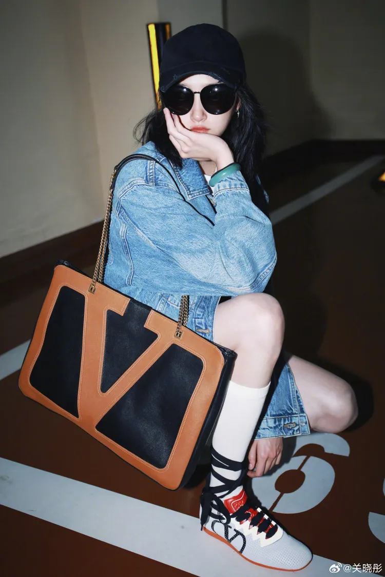 關曉彤配戴Valentino Garavani Viva Superstar包款。翻攝關曉彤微博