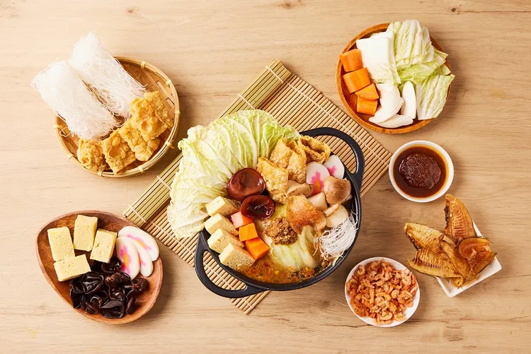 「石二鍋汕頭沙茶鍋」內含白菜、凍豆腐、紅蘿蔔、豆皮、杏鮑菇等多種經典砂鍋好料，加入特製沙茶以扁魚、蔥酥等拌炒，搭配雞風味高湯，風味醇厚。業者提供