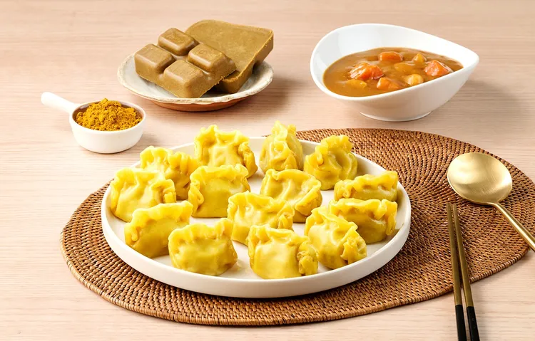 「王品嚴選x好侍日式咖哩豬肉水餃」與日本百年品牌「好侍」咖哩聯名，搭配台灣溫體豬原塊鮮切，每顆重達28g份量感十足，微甜日式溫醇口感，香濃多汁。業者提供