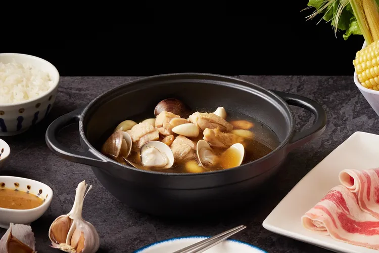 王品復刻人氣火鍋「尬鍋」招牌的「蒜頭蛤蠣風味雞湯」、「剝皮辣椒風味雞湯」2款火鍋湯底，在家就能享用「尬鍋」的經典風味。業者提供