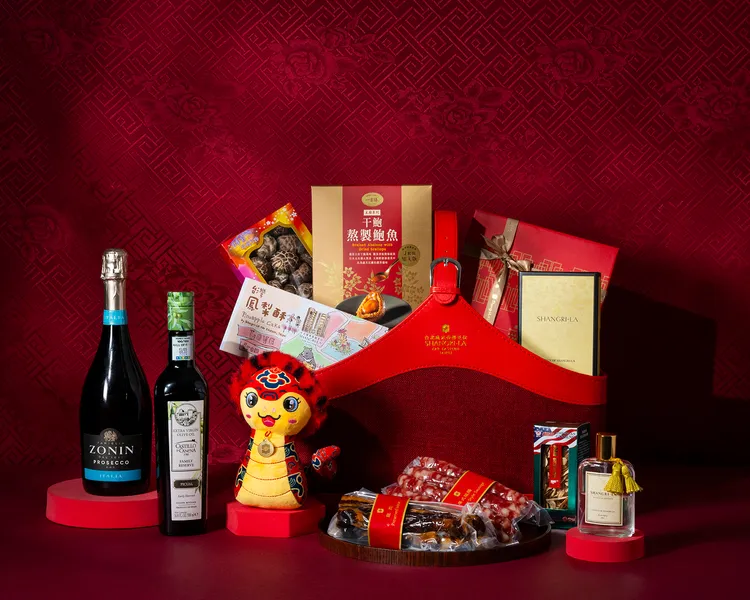 「祥蛇瑞氣禮籃」售價9888元，精選氣泡酒、初榨橄欖油、臘味禮盒等高級組合，彰顯尊榮品味。業者提供