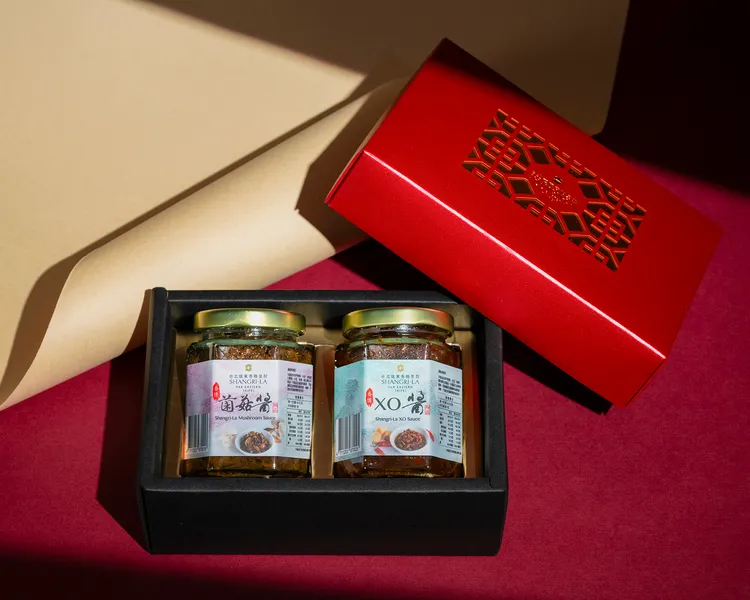 年年熱銷的「雙醬禮盒」售價1000元，內含香宮招牌X.O.醬與香傳菌菇醬，為年節增添滋味與心意。業者提供