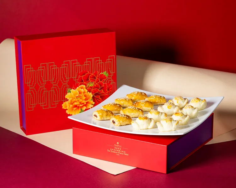 「財源廣進酥餅禮盒」每盒1388元，內含元寶酥及蜜汁叉燒酥，各八顆，象徵滿滿的吉祥祝福。業者提供