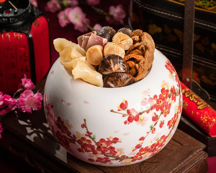 上海醉月樓推出的年菜單點「鮑參極品佛跳牆」售價8888元，以頂級食材成就濃郁美味。業者提供