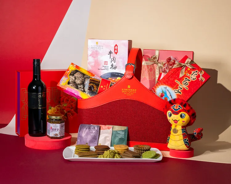 「福蛇迎春禮籃」售價6888元，內含精選紅酒、番茄牛肉麵、香傳菌菇醬等豐富內容，祝福滿滿。業者提供