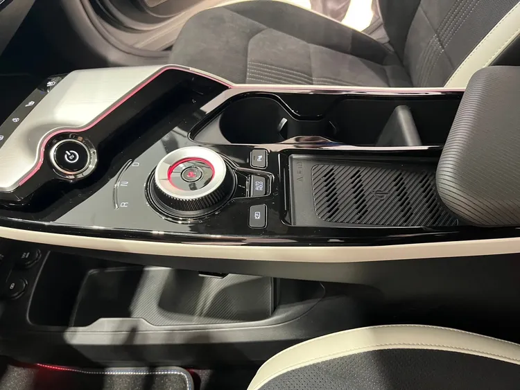 一鍵切換數位控制面板與E-SHIFT電子旋鈕排檔系統，是EV6車艙內的亮點之一。周奕豪攝