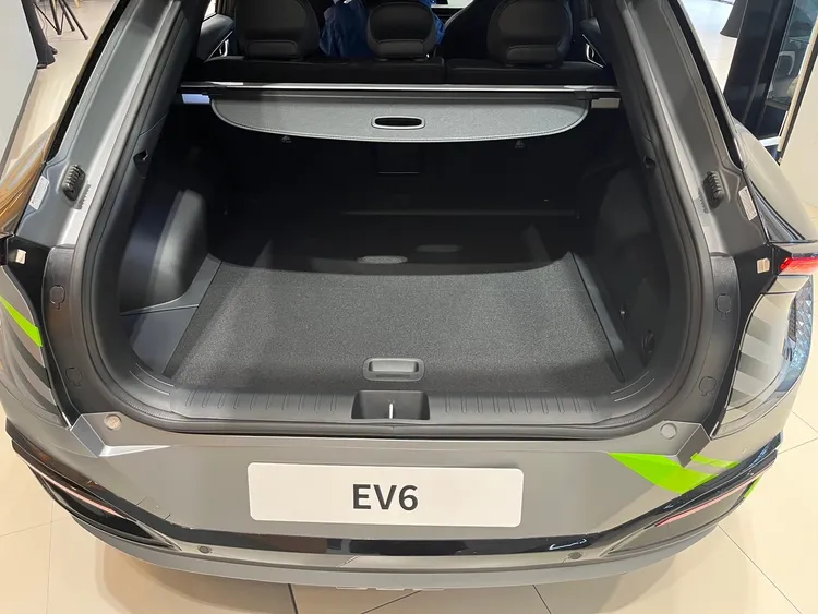 除舒適的車室空間外，並提供寬敞且彈性的置物空間，後座椅背傾倒下可達至1,300公升。周奕豪攝