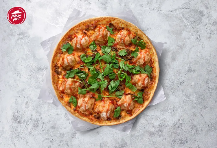 創意滿分的「紅不讓肉圓比薩」，使用Q彈紅糟肉圓呈現創意棒球造型。必勝客提供