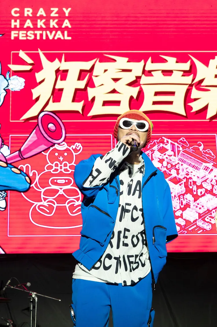 黃明志專程來台參加盛宴，並秀苦練客語歌成果。圖／屏東縣政府文化處提供