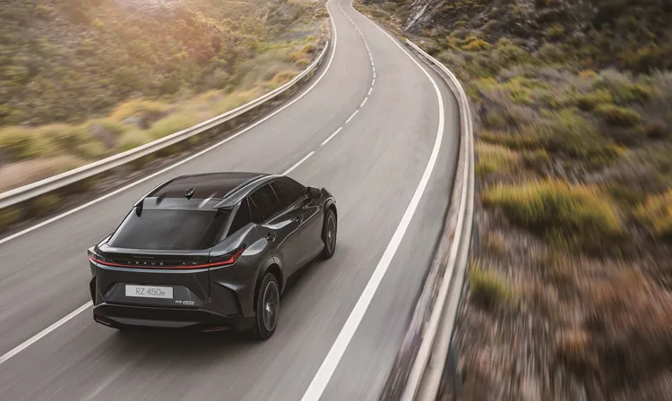 除了4年或12萬公里新車保固外，RZ 450e更提供BEV動力電池8年或16萬公里保固。業者提供