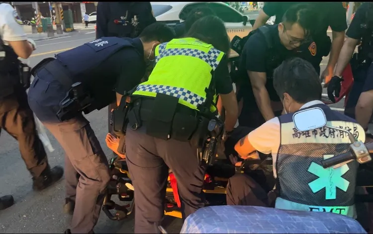 鄭姓男子情緒激動的遭警方強制送醫。翻攝畫面