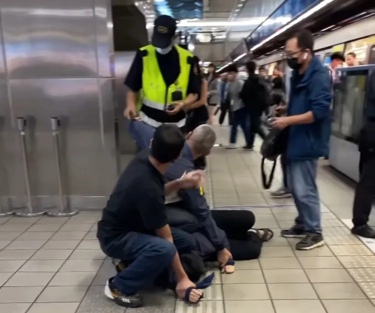 王女於車廂外遭到警方於地面，聲稱是有人說她壞話才持刀行兇。翻攝畫面
